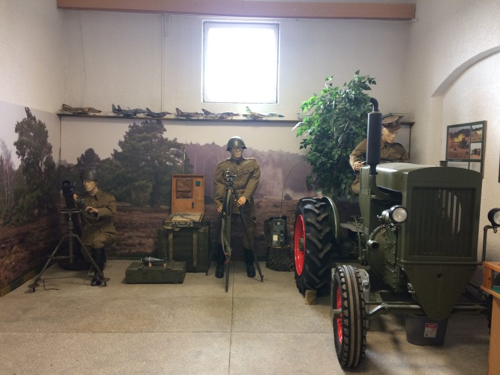 1-1024x768 Obsługa moździerza na stanowisku, niemiecka Torn.F.b.  na warsztacie  i radziecka R-671 w kolejce na warsztat.